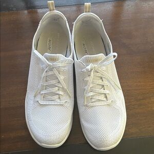 Skechers women’s slip on Sneakers